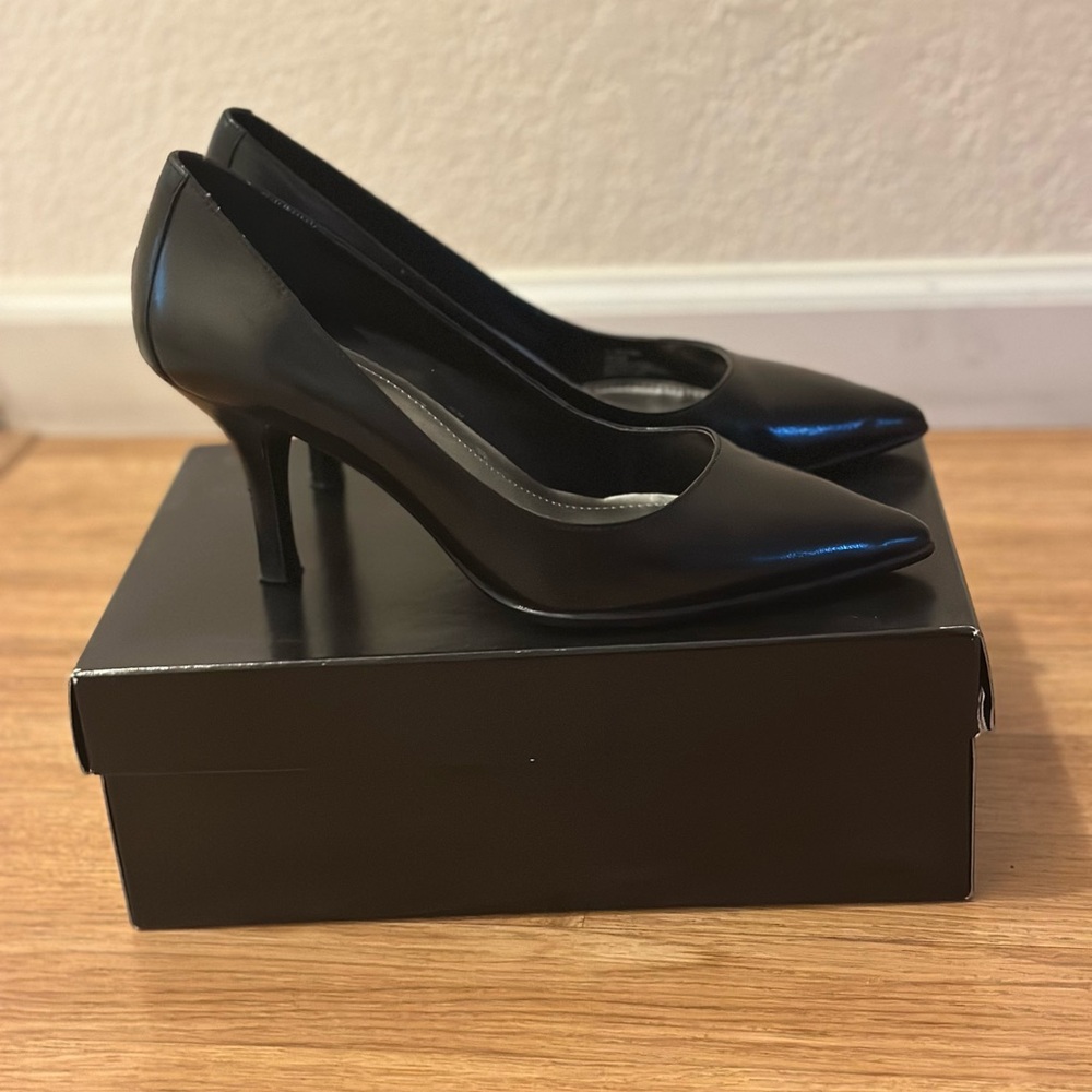 Bcbg pumps. New without tags. Size 8 1/2 W.